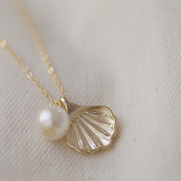 Seashell Pearl Necklace  | 14k Gold Plated - Picture 10 of 12